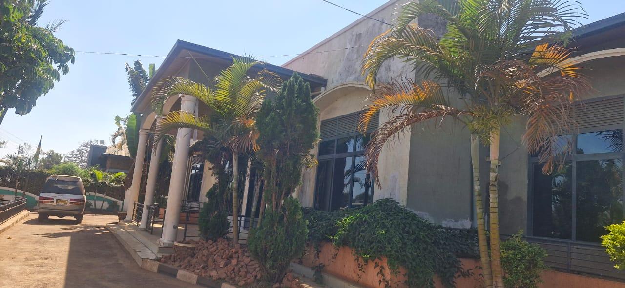 Big plot and Big house for sale in Kigali Bumbogo on main road 2