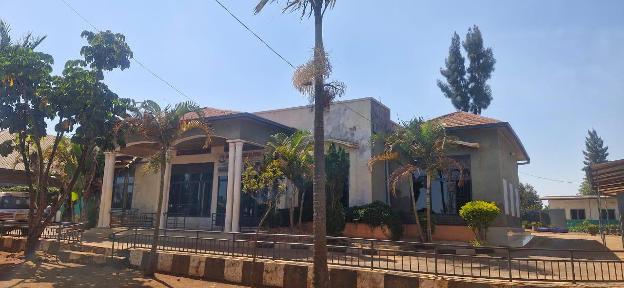 Big plot and Big house for sale in Kigali Bumbogo on main road 3